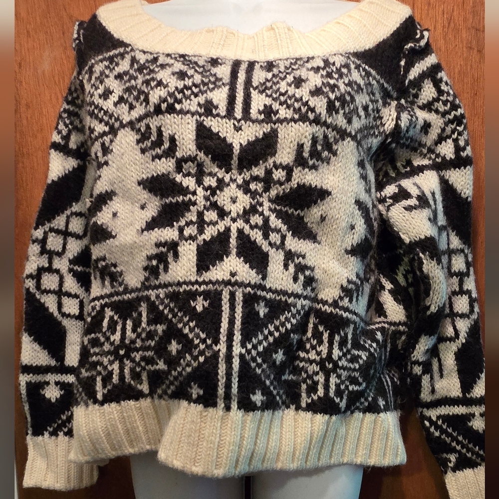 HOST PICK! 🎉🎊Free People Black and Cream Patterned Sweater SzL NWT - Picture 2 of 8